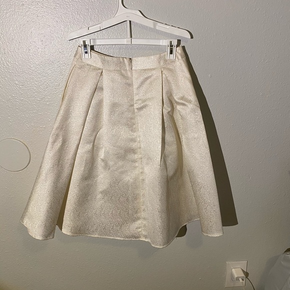 White skirt - Picture 2 of 3